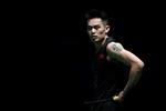 
 Efter at have vundet sidste uges Malaysia Open, trak Lin Dan sig efter knap et sæt mod Viktor Axelsen i Singapore.
   Foto: Sadiq Asyraf/Ritzau Scanpix