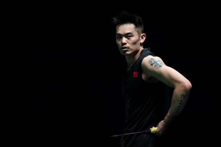 
 Efter at have vundet sidste uges Malaysia Open, trak Lin Dan sig efter knap et sæt mod Viktor Axelsen i Singapore.
   Foto: Sadiq Asyraf/Ritzau Scanpix