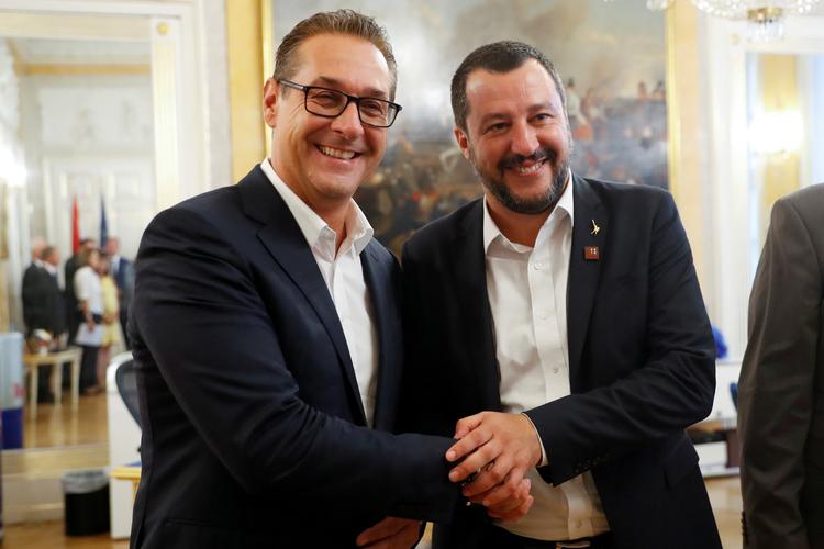 
  Europas nye stærke mænd? Italiens indenrigsminister Matteo Salvini (th)  hilser på Østrigs vicekansler Heinz-Christian Strache forud for en fælles presse Foto: Leonhard Foeger/Ritzau Scanpix