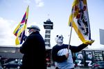 Demonstranter med Tibetflag og panda-kostume var mødt frem foran indgang til Zoologisk Have, da det nye panda-anlæg blev indviet af Dronning Margrethe. Det er de to pandaer Mao Sun og Xing Er, der flytter ind i anlægget, der er tegnet af arkitektfirmaet BIG med Bjarken Ingels i spidsen.  Foto: Mads Nissen