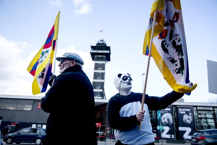 Demonstranter med Tibetflag og panda-kostume var mødt frem foran indgang til Zoologisk Have, da det nye panda-anlæg blev indviet af Dronning Margrethe. Det er de to pandaer Mao Sun og Xing Er, der flytter ind i anlægget, der er tegnet af arkitektfirmaet BIG med Bjarken Ingels i spidsen.  Foto: Mads Nissen