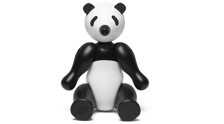 Kay Bojesens panda er skabt over hans lille bjørn fra 1952. Men bjørnens nuttede udtryk har pandaen ikke rigtig overtaget.   