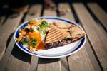 Menuen spænder over en række morgenmads- og frokostretter, og cafeen lukker klokken 17, for der bliver adressen til et spisested ved navn Ham dér. Foto: Jens Hartmann Schmidt/POLFOTO