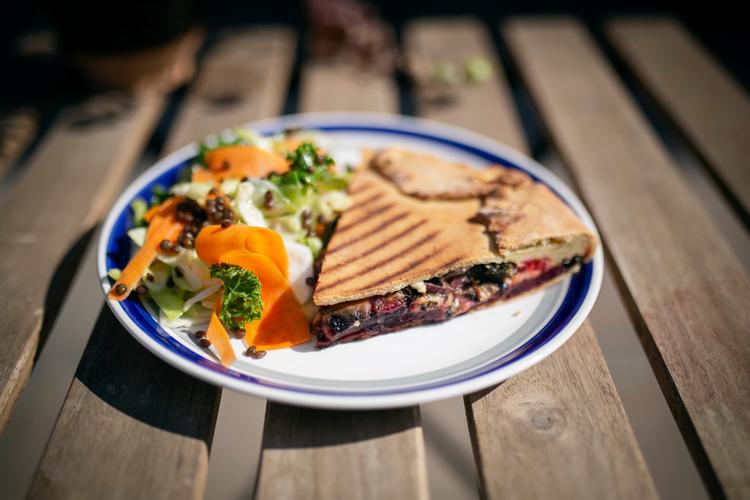 Menuen spænder over en række morgenmads- og frokostretter, og cafeen lukker klokken 17, for der bliver adressen til et spisested ved navn Ham dér. Foto: Jens Hartmann Schmidt/POLFOTO