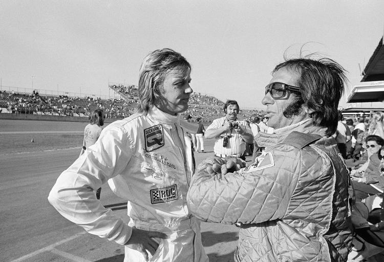 Ronnie Peterson (tv.) var i 1971 involveret i den tætteste afgørelse af et formel 1-grandprix nogensinde. Her er han fotograferet sammen med en anden af 1970'ernes karismatiske kørere, brasilianeren Emerson Fittipaldi.  Foto: Phil Sandlin/Ritzau Scanpix