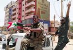 Ansatte i de sudanesiske sikkerhedsstyrker flager med Sudans flag.  Foto: -/Ritzau Scanpix