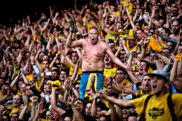 
 Hvis glæden er stor nok, må trøjen af  – og alt kan bruges til at fejre sejren. Her fejrer Brøndby-fans, at de ikke rykker ned i sæsonen 2012/2013.    Foto: Jacob Ehrbahn