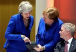 Theresa May og Angela Merkel morer sig over deres jakker, mens generalsekretær Jeppe Tranholm-Mikkelsen ser til. Olivier Hoslet/Pool via REUTERS Foto: Pool/Ritzau Scanpix