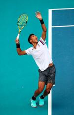 Lige som flere af de andre unge stjernefrø på ATP Touren har Felix Auger-Aliassime fra Québec i Canada en meget kraftfuld serv, der skaber muligheder for hurtigt at afgøre et point. 
   Foto: Julian Finney/Ritzau Scanpix