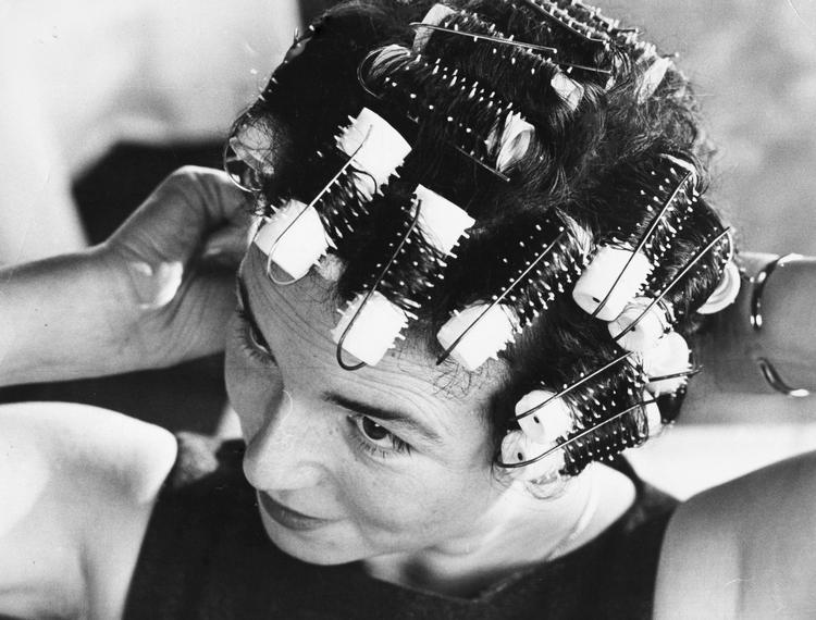 Når curlerne var indsat, kunne tiden bruge til at gøre rent, lakere negle og snakke i telefon – i stedet for at sidde under tørrehjelmen. Foto: Asger Sessingø/POLFOTO