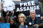
    Kristinn Hrafnsson, chefredaktør for Wikileaks, taler til medier og demonstrerende  i London, hvor WikiLeaks  stifter Julian Assange i dag blev arresteret:  REUTERS/Hannah McKay
   Foto: Hannah Mckay/Ritzau Scanpix