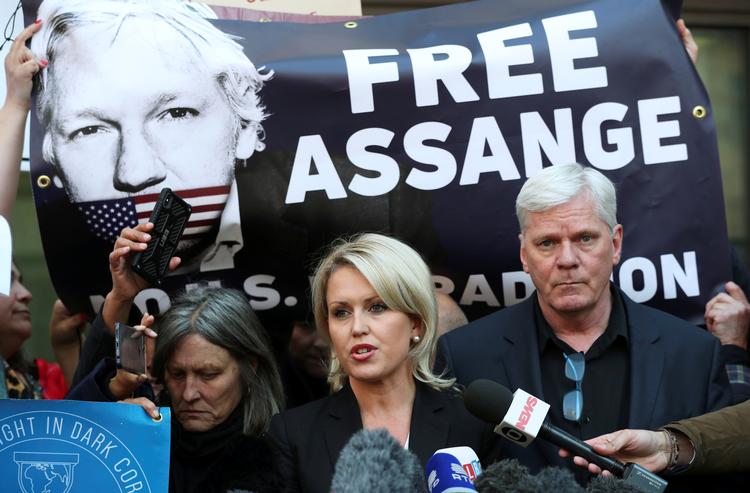 
    Kristinn Hrafnsson, chefredaktør for Wikileaks, taler til medier og demonstrerende  i London, hvor WikiLeaks  stifter Julian Assange i dag blev arresteret:  REUTERS/Hannah McKay
   Foto: Hannah Mckay/Ritzau Scanpix
