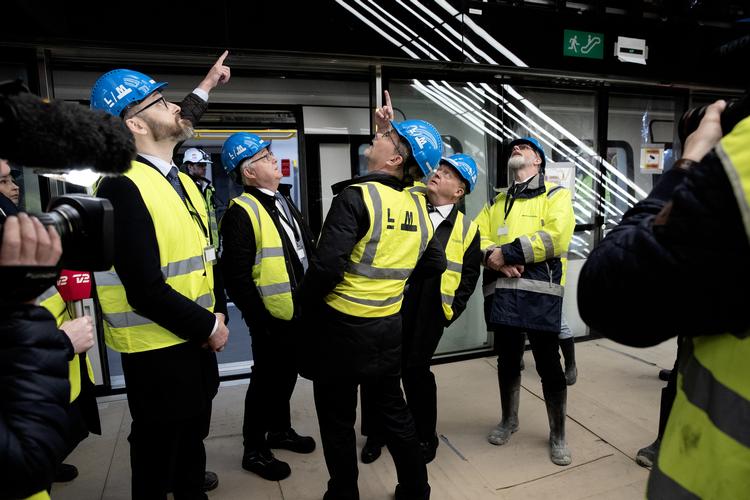 
     Politiken var for nylig med på en testtur på Cityringen med stop på Enghave Plads Station og Gammel Strand Station. Fra venstre transport-, bygnings- og boligminister Ole Birk Olesen (LA), Frederiksbergs borgmester Jørgen Glenthøj (K), Københavns overborgmester Frank Jensen (S), statsminister Lars Løkke Rasmussen (V) og Henrik Plougmann Olsen, administrerende direktør i Metroselskabet (yderst til højre).
   Foto: Peter Hove Olesen/POLFOTO