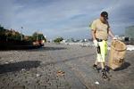 
  Arkivfoto:  Medarbejdere fra Københavns Kommune samler skrald op i Havneparken på Islands Brygge i København. 
   Foto: Jens Dresling/POLFOTO
