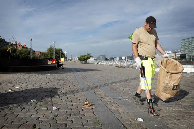 
  Arkivfoto:  Medarbejdere fra Københavns Kommune samler skrald op i Havneparken på Islands Brygge i København. 
   Foto: Jens Dresling/POLFOTO