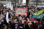 
    Arkiv: Tusinder af elever var mødt op til klimastrejke på Christiansborg Slotsplads i København. Der blev afholdt lignende demonstrationer i 27 andre danske byer, hvor børn og unge også skippede undervisningen for at gå på gaden.
   Foto: Martin Lehmann/POLFOTO
