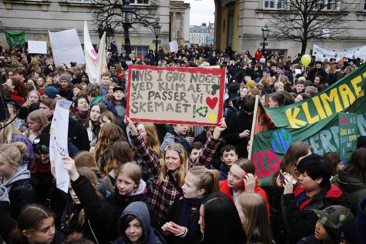 
    Arkiv: Tusinder af elever var mødt op til klimastrejke på Christiansborg Slotsplads i København. Der blev afholdt lignende demonstrationer i 27 andre danske byer, hvor børn og unge også skippede undervisningen for at gå på gaden.
   Foto: Martin Lehmann/POLFOTO