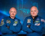 Tvillingerne Scott Kelly (til højre) sammen med sin bror, Mark Kelly. Begge er astronauter, og Scott Kelly tilbragte 11 måneder i rummet i 2015, og den tid ligger til grund for at studie af, hvad der sker med kroppen, når man befinder sig i rummet.  Foto: Robert Markowitz/Ritzau Scanpix