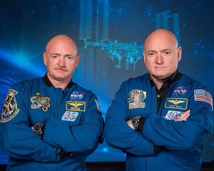 Tvillingerne Scott Kelly (til højre) sammen med sin bror, Mark Kelly. Begge er astronauter, og Scott Kelly tilbragte 11 måneder i rummet i 2015, og den tid ligger til grund for at studie af, hvad der sker med kroppen, når man befinder sig i rummet.  Foto: Robert Markowitz/Ritzau Scanpix
