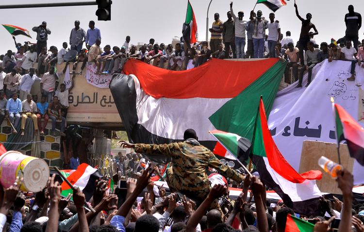 Demonstranter er på gaden, efter Sudans forsvarsminister, Awad Mohamed Ahmed Ibn Auf, bekendtgjorde, at præsident Omar al-Bashir var blevet afsat.  Foto: Stringer ./Ritzau Scanpix