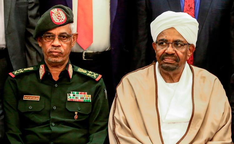 Magten i Sudan går fra Omar al-Bashir (th) til landets vicepræsident og forsvarsminister Awad Ibn Aud (tv). Foto: Ashraf Shazly/Ritzau Scanpix