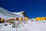 Billedet, som er taget sidste år, viser udstyr og skrald efterladt i Camp 4 på Mount Everest. Nu iværksættes oprydning af bjerget.  Foto: Doma Sherpa/Ritzau Scanpix