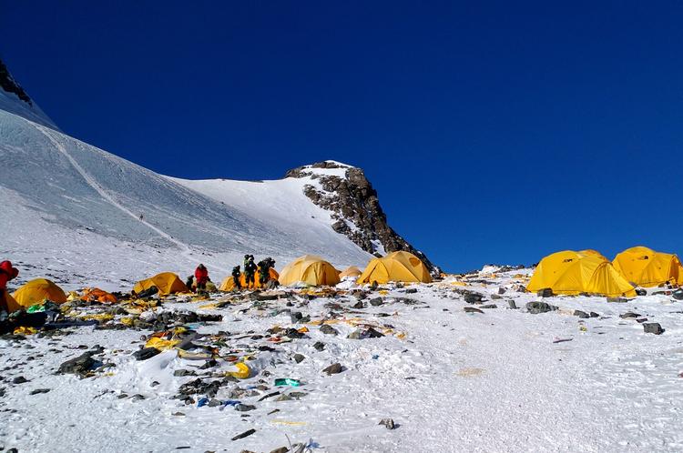 Billedet, som er taget sidste år, viser udstyr og skrald efterladt i Camp 4 på Mount Everest. Nu iværksættes oprydning af bjerget.  Foto: Doma Sherpa/Ritzau Scanpix