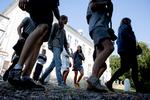 De unge navigerer dygtigt i den moderne verden, hvor de kombinerer de sociale mediers nye offentlighedsformer med fysiske fællesskabers klassiske krav til omgangsform, nærvær og gensidig respekt, skriver Bjørn Bredal. Arkivfoto: Finn Frandsen