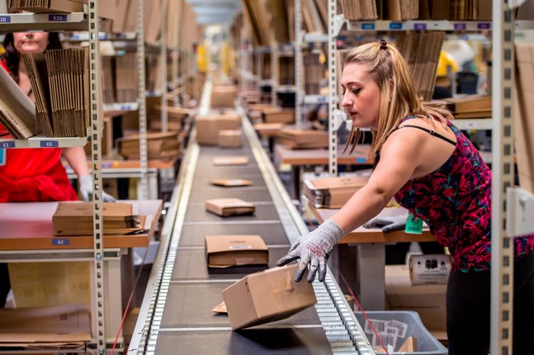 De ansatte hos Amazon, som her i Lauwin-Planque i Nordfrankrig, klager over korte pauser og højt arbejdspres. 
   Foto: Philippe Huguen/Ritzau Scanpix