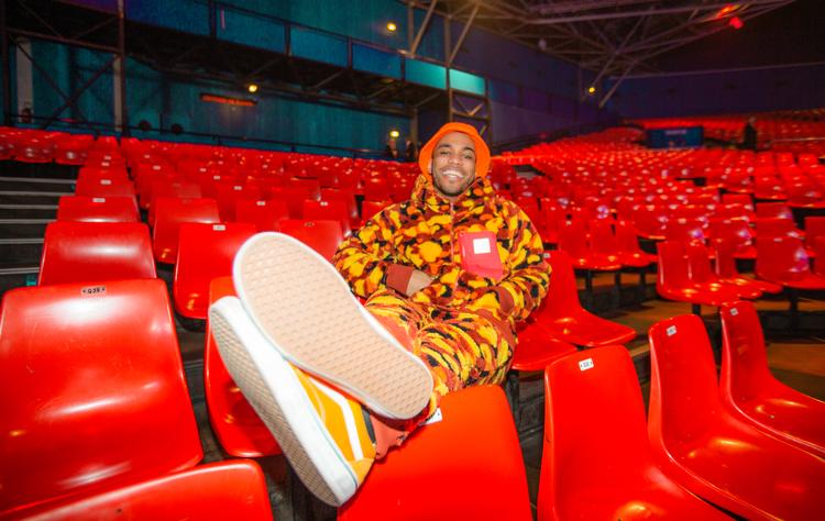 Efter at have genbesøgt barndommens knubs i Oxnard, er Anderson .Paak rykket til nærliggende Ventura, hvor der i teenårene blev ungdomsflirtet i sol og på strand. 