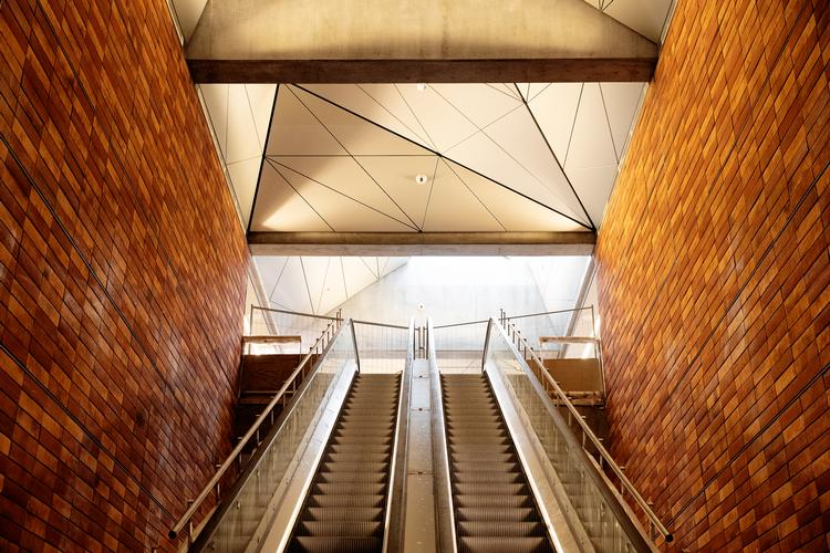 De store anlægsarbejder på Cityringen er for længst færdige. Det er stationerne - som her på Enghave Plads - næsten også. Men det, der mangler, blokerer blandt andet for, at de sidste test af togene kan komme i gang.  Foto: Peter Hove Olesen/POLFOTO