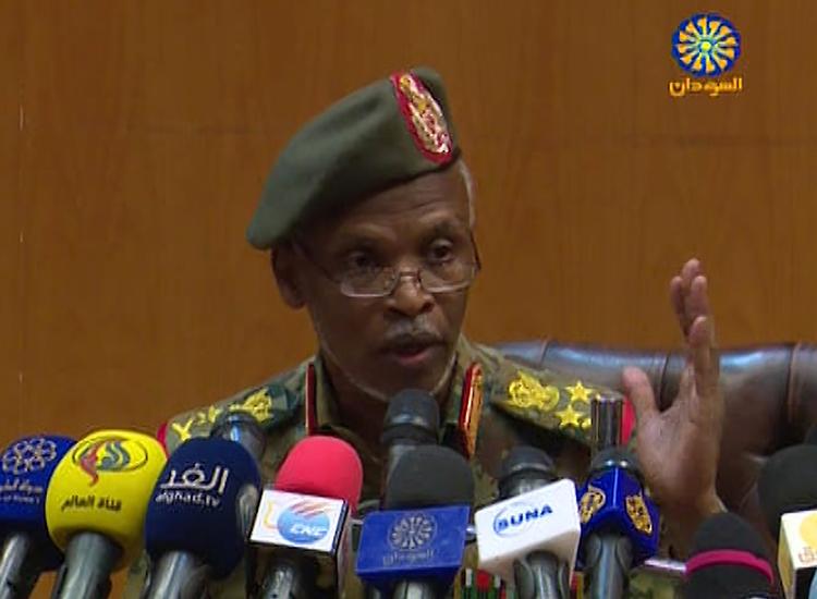 General Omar Zain al-Abdin fra militærrådet, der har overtaget magten i Sudan, oplyser, at den efterlyste leder, Omar al-Bashir, ikke bliver udleveret til udlandet. Foto: Handout/Ritzau Scanpix