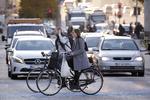Samfundsøkonomien vinder på cykel- og gangtrafik og taber på biltrafikken, viser en opgørelse af omkostninger og fordele ved de forskellige transportformer. Foto: Jens Dresling/POLFOTO