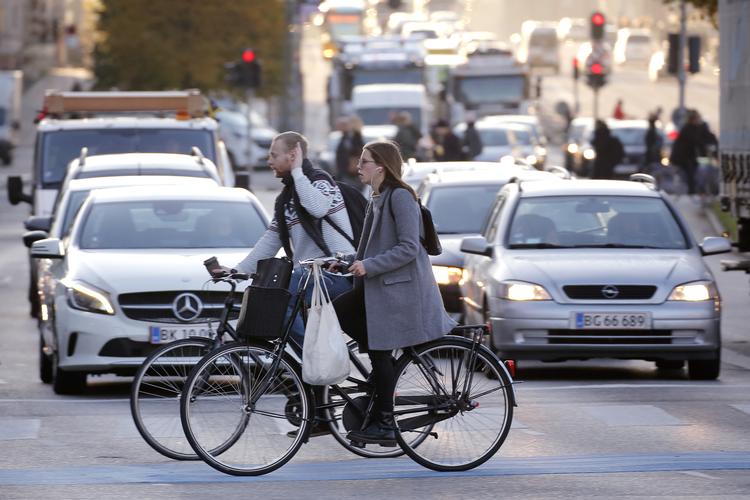 Samfundsøkonomien vinder på cykel- og gangtrafik og taber på biltrafikken, viser en opgørelse af omkostninger og fordele ved de forskellige transportformer. Foto: Jens Dresling/POLFOTO