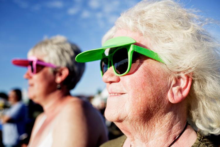 Der er bred enighed om - også blandt kritikerne - at almindelige nordboere bør smøre sig ind, hvis de skal være længe i kraftig sol eller solbade. Men ellers kan man klare sig med en hat, lyder det.
   Foto: Lasse Kofod/POLFOTO