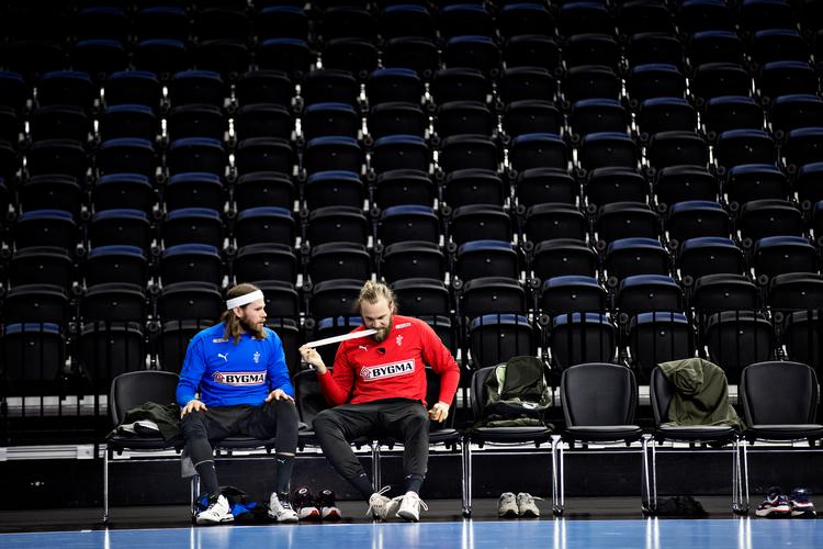 Henrik Møllgaard, Mikkel Hansen og resten af herrelandsholdet skal lørdag forsøge at revanchere onsdagens nederlag til Montenegro foran en udsolgt Royal Arena. 
   Foto: Jacob Ehrbahn/POLFOTO