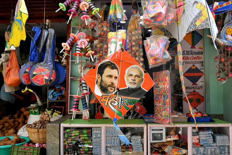 De to spidskandidater ved det indiske valg trykt på en drage. Nuværende premierminister, Narendra Modi til højre og Det indiske kongrespartis præsident, Rahul Gandhi, til venstre. Foto: Manjunath Kiran / AFP. Foto: Manjunath Kiran/Ritzau Scanpix