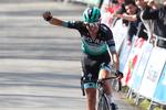 Tyskeren Emanuel Buchmann krydser stregen lidt over et minut foran Jakob Fuglsang og Co. Foto: Photonews, 