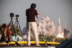 Fra afsendelsesrampe 39B på
Kennedy Space Center i Florida blev natten til fredag
verdens første kommercielle mission afsendt med verdens mest kraftfulde raket, Falcon Heavy.  Foto: Gregg Newton/Ritzau Scanpix