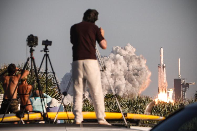 Fra afsendelsesrampe 39B på
Kennedy Space Center i Florida blev natten til fredag
verdens første kommercielle mission afsendt med verdens mest kraftfulde raket, Falcon Heavy.  Foto: Gregg Newton/Ritzau Scanpix