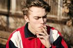 Norske Elmer her er en undtagelse. Kun tre procent af de unge nordmænd ryger - men der koster cigaretterne også det dobbelte af i Danmark. Foto: Emma Sejersen/POLFOTO