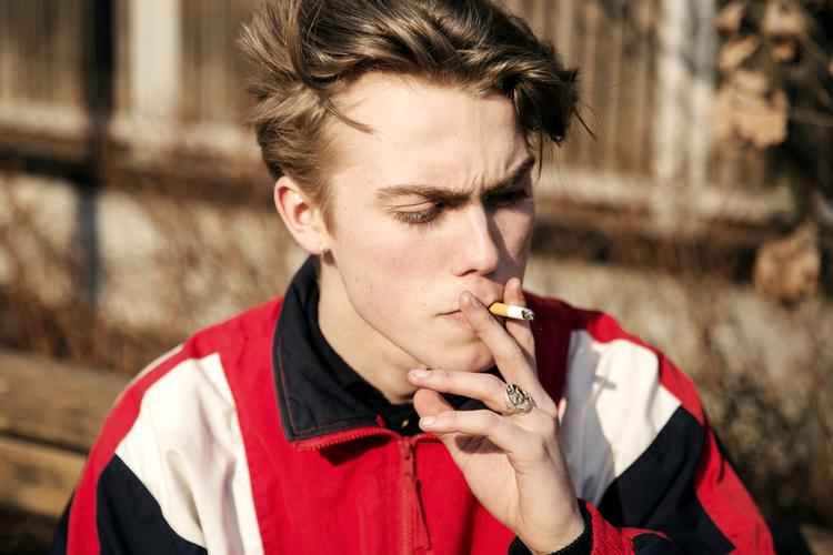 Norske Elmer her er en undtagelse. Kun tre procent af de unge nordmænd ryger - men der koster cigaretterne også det dobbelte af i Danmark. Foto: Emma Sejersen/POLFOTO