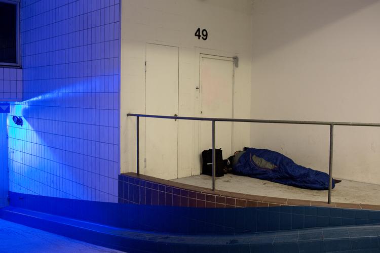 
Hjemløs sover ved en parkeringskælder i det indre København (arkivbillede).
   Foto: Peter Hove Olesen/POLFOTO