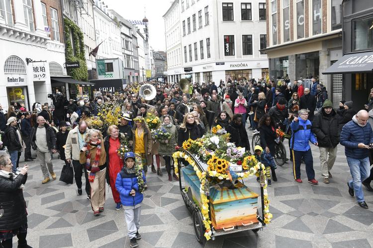 Efter Morten Lindbergs bisættelse gik venner, familie og kolleger fra Helligåndskirken og til Dronning Louises Bro.  Foto: Philip Davali/Ritzau Scanpix