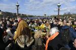 Optoget stoppede på Dronning Louises Bro, hvor der bl.a. var fællessang.  Foto: Philip Davali/Ritzau Scanpix