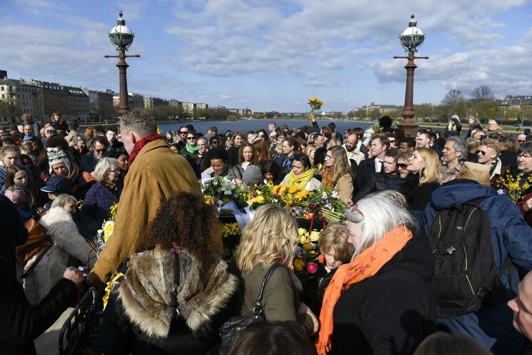 Optoget stoppede på Dronning Louises Bro, hvor der bl.a. var fællessang.  Foto: Philip Davali/Ritzau Scanpix
