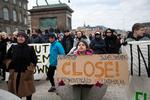 Black Lives Matter Denmark og Close The Camps DK var nogle af arrangørerne bag dagens demonstration. Her var beboerne på udrejsecentrene Kærshovedgård og Sjælsmark var mødt op foran Christiansborg med en række krav og et budskab om at lukke udrejsecentrene. 
   Foto: Louise Herrche Serup/POLFOTO
