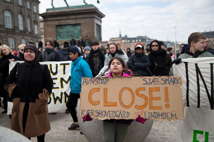 Black Lives Matter Denmark og Close The Camps DK var nogle af arrangørerne bag dagens demonstration. Her var beboerne på udrejsecentrene Kærshovedgård og Sjælsmark var mødt op foran Christiansborg med en række krav og et budskab om at lukke udrejsecentrene. 
   Foto: Louise Herrche Serup/POLFOTO