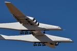 Flyet 'Roc' er med sine seks motorer og et vingefang på 117 meter verdens hidtil største flyvemaskine. Det er bygget af virksomheden Stralaunch Systems, der blev startet af den nu afdøde medstifter af Microsoft, Paul Allen. 
   Foto: Gene Blevins/Ritzau Scanpix