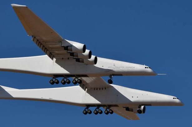 Flyet 'Roc' er med sine seks motorer og et vingefang på 117 meter verdens hidtil største flyvemaskine. Det er bygget af virksomheden Stralaunch Systems, der blev startet af den nu afdøde medstifter af Microsoft, Paul Allen. 
   Foto: Gene Blevins/Ritzau Scanpix